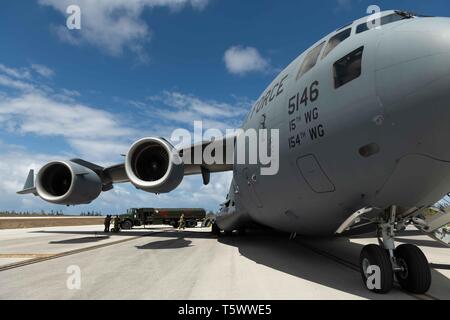 Us Air Force Piloten Pumpe Kraftstoff aus einem C-17 Globemaster III zu einem kraftstoff Lkw am Internationalen Flughafen, Tinian Tinian, während der Übung elastische Taifun, 23. April 2019. Die Übung simulierte Pacific Air Kräfte' Fähigkeit, schnell zu implementieren und von Flugplätzen in der ganzen Region zu erhöhen. Elastische Typhoon ist eine Zerstreuung Übung bei Andersen Air Force Base, Guam, die Pacific Air Force Fähigkeit, Bereitschaft zu pflegen, während die Anpassung an die sich rasch entwickelnden regionalen Veranstaltungen wie schlechtes Wetter zu validieren. (U.S. Air Force Foto von Airman 1st Class Matthew Seefeldt) Stockfoto