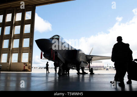 Us Air Force Piloten aus der 33 Fighter Wing bereiten Sie eine F-35A Lightning II für das Team Eglin Last Crew Wettbewerb 26.04.2019, an der Eglin Air Force Base in Florida. Drei 33 FW Waffen laden crew Flieger gegen andere Mannschaften aus verschiedenen Einheiten rund um die Basis, um ihre Fähigkeiten zu üben und in eine freundliche Konkurrenz engagieren konkurrierten. (U.S. Air Force Foto von älteren Flieger Cassidy Woody) Stockfoto