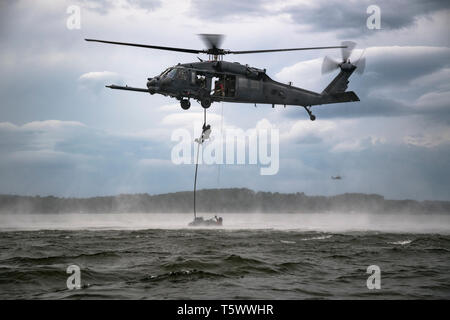 Eine pararescueman auf die 38Th Rescue Squadron schnell Seile von einer HH-60G Pave Hawk, 25. April 2019 in Moskau, Ala der 41. und 38. RQS zugeordnet durchgeführt Wasser Operations Training, die gefesselte Ente und Live alternative Suche und Extraktion Methoden enthalten. Die 41 RQS unterhält combat ready"-Status als HH-60G Personal recovery Squadron. Diese Staffel ist spezialisiert auf die Bekämpfung der Rettung von Besatzungen, kippte mit Nachtsichtgerät, low-level-Formation, die Luftbetankung und überlebenden Recovery. Mitglieder Zu diesem Geschwader zugewiesen rasch mobilisieren, Bereitstellen und Anwenden bekämpfen und Friedenszeiten suche zu bieten Stockfoto