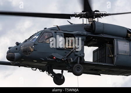 Flieger, die 41St Rescue Squadron fliegen in einem HH-60G Pave Hawk, 25. April 2019 in Moskau, Ala der 41. und 38. RQS Wasser Operations Training, die gefesselte Ente und Live alternative Suche und Extraktion Methoden enthalten. Die 41 RQS unterhält combat ready"-Status als HH-60G Personal recovery Squadron. Diese Staffel ist spezialisiert auf die Bekämpfung der Rettung von Besatzungen, kippte mit Nachtsichtgerät, low-level-Formation, die Luftbetankung und überlebenden Recovery. Mitglieder Zu diesem Geschwader zugewiesen rasch mobilisieren, Bereitstellen und Anwenden bekämpfen und Friedenszeiten Suche und Rettung bei Sup zur Verfügung zu stellen Stockfoto