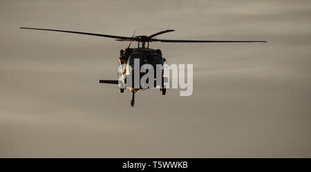 Ein UH-60 Blackhawk vom Idaho Army National Guard's 1-183 rd Aviation Battalion bereitet auf gowen Field, Boise, Idaho am 25. April 2019 zu landen. Der Hubschrauber wurde sie von einer Routine Training Mission. (U.S. Air National Guard Foto von Master Sgt. Joshua C. Allmaras) Stockfoto