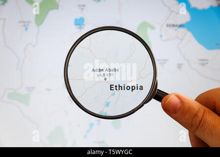 Addis Abeba, Äthiopien. Politische Karte. Stadt Visualisierung anschauliches Konzept auf dem Display durch die Lupe in der Hand. Stockfoto