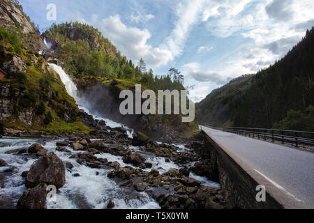 Norwegen Landschaft, Wasserfall in der Nähe einer Straße. schöne Reiseziele Reisen Stockfoto