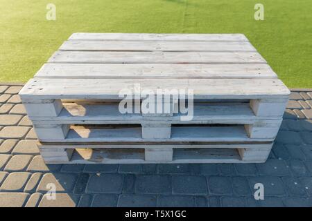 Holz- moderne Gartenmöbel aus Paletten montiert, weiß lackiert in der Erholung und Unterhaltung Zone Stockfoto