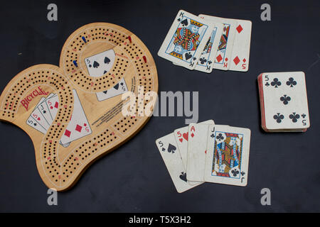 RAK, RAK/VAE - 4/20/2019: 'Blick von oben auf ein Cribbage card game und Board bis nahe an die Blaue und rote Heringe mit einem ausgezeichneten besten Karten in der Hand von 29 suchen Stockfoto