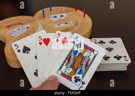 RAK, RAK/VAE - 4/20/2019: 'Player Ansicht einer Cribbage card game und Board aus der Nähe betrachten die blaue und rote Heringe mit einem ausgezeichneten besten Karten in der Hand von Stockfoto