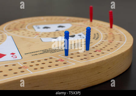 RAK, RAK/VAE - 4/20/2019: 'Cribbage card game und Board bis nahe an die Blaue und rote Heringe suchen." Stockfoto