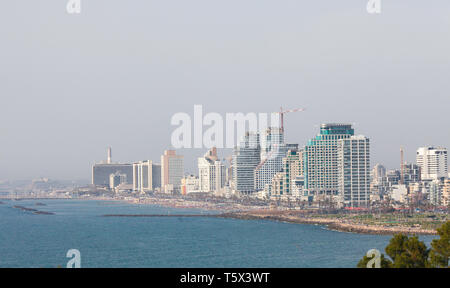 Blick auf die Skyline von Tel Aviv, Israel, an der Mittelmeerküste von Jaffa gesehen Stockfoto