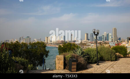 Blick auf die Skyline von Tel Aviv, Israel, an der Mittelmeerküste von Jaffa gesehen Stockfoto