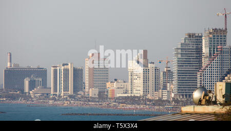Blick auf die Skyline von Tel Aviv, Israel, an der Mittelmeerküste von Jaffa gesehen Stockfoto