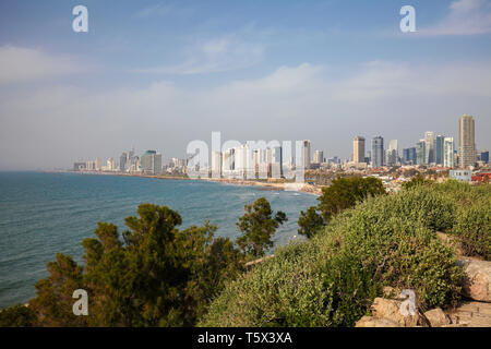 Blick auf die Skyline von Tel Aviv, Israel, an der Mittelmeerküste von Jaffa gesehen Stockfoto