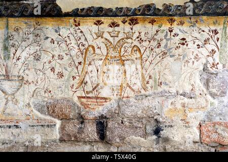 Fresko eines Double headed Eagle an der Außenwand der alten Kirche des hl. Athanasius Voskopoja Albanien Stockfoto