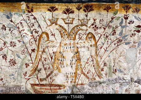 Fresko eines Double headed Eagle an der Außenwand der alten Kirche des hl. Athanasius Voskopoja Albanien Stockfoto