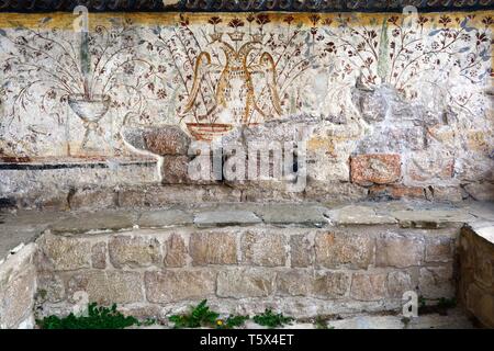 Fresko eines Double headed Eagle an der Außenwand der alten Kirche des hl. Athanasius Voskopoja Albanien Stockfoto