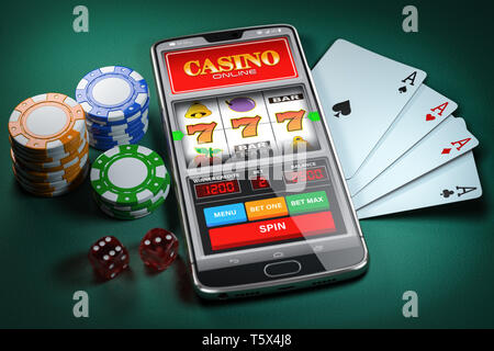 Online casino gambling Konzept. Slot machine Bildschirm des Smartphones, Karten, Würfeln und poker chips. 3D-Darstellung Stockfoto