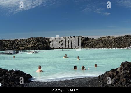 GRINDAVIK (Blaue Lagune), Island - 27. Juli. 2008: Menschen in natürlichen heißen blauen Pool Stockfoto