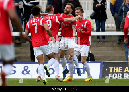 Der Salford City Adam Rooney ist gratulierte der Salford City Danny Lloyd nach Öffnen der zählen während der Vanarama nationalen Liga Match im Super 6 Stadion, Hartlepool. Stockfoto