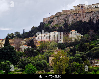 Akropolis in Athen Griechenland und Häuser auf dem Hügel. Blick vom Alten (arhaia) Agora. Stockfoto