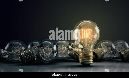 Mehrere Glühlampen auf einer reflektierenden Oberfläche und dunklen Hintergrund. Ein Held Glühlampe beleuchtet, um sich von den Rest. Stockfoto