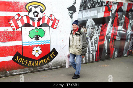 Southampton Fans machen sich auf den Weg zum Stadion vor der Premier League Spiel im St. Mary's Stadium, Southampton. Stockfoto