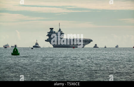 Britains Flugzeugträger HMS Queen Elizabeth Rückkehr in Portsmouth aus dem Jahre 2018 Übung, Westlant 18. Stockfoto