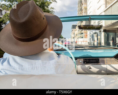 Taxifahrer in ein klassisches amerikanisches Auto in Havanna, Kuba Stockfoto