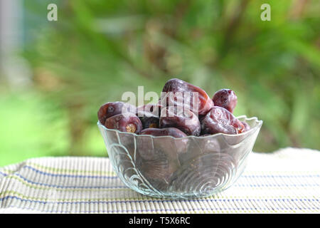 Termine Obst in einer Glasschale. Eid Mubarak oder Ramadan Kareem Konzept. Stockfoto