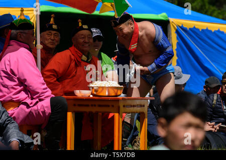 Naadam Festival in Khatgal, Mongolei. Der Gewinner erhält den Pferdekäse Stockfoto