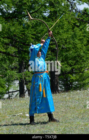 Naadam Festival in Khatgal, Mongolei. Junge weibliche Bogenschütze Stockfoto