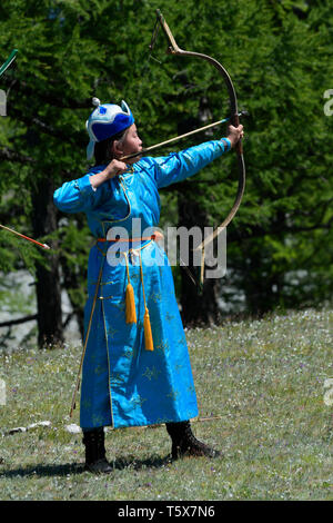 Naadam Festival in Khatgal, Mongolei. Junge weibliche Bogenschütze Stockfoto