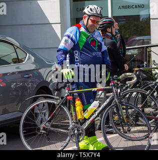 Übergewicht Mann auf seinem Fahrrad an den Rest der Reitclub Stockfoto