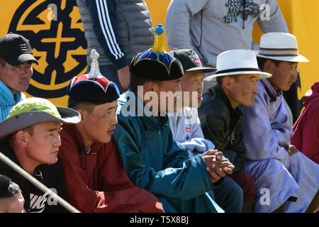 Naadam Festival in Khatgal, Mongolei. Zuschauer bei einem wrestling Wettbewerb Stockfoto