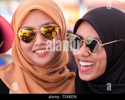 Junge Malaysische Frauen an einem Kite Festival in der kelantan State, North auf der malaysischen Halbinsel. Stockfoto