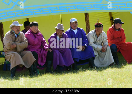 Naadam Festival in Khatgal, Mongolei. Zuschauer bei einem wrestling Wettbewerb Stockfoto