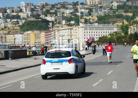 Die lokale Polizei Auto in der Via Caracciolo, Neapel, Italien Stockfoto