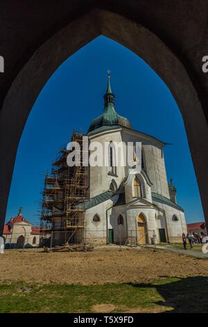 Žďár nad Sázavou, Tschechien - 19. April 2019: Wallfahrtskirche des hl. Johannes von Nepomuk von Zelena Hora, sonnigen Tag, klare blaue Himmel. Stockfoto