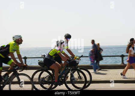 Biker in der Via Caracciolo, Neapel, Italien Stockfoto