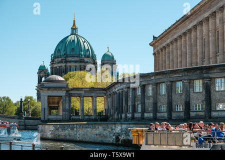 Berlin, Deutschland - April, 2019: Die Menschen in den Park an einem sonnigen Sommertag in Berlin, Deutschland Stockfoto