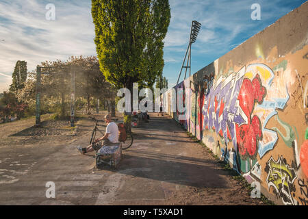 Berlin, Deutschland - April 2019: Leute, Sonnenuntergang, Outdoor in den öffentlichen Park (Mauerpark) auf Summer Day in Berlin Stockfoto