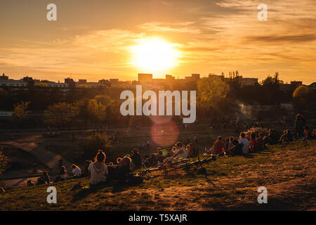 Berlin, Deutschland - April 2019: Leute, Sonnenuntergang, Outdoor in den öffentlichen Park (Mauerpark) auf Summer Day in Berlin Stockfoto