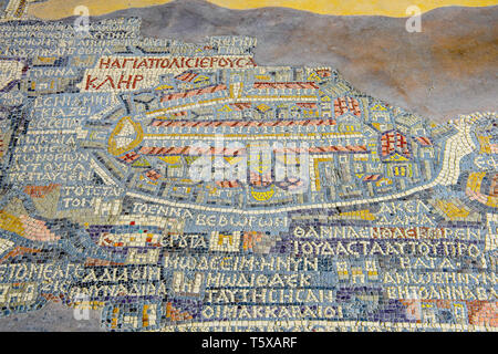 Die älteste bekannte Karte der Heiligen Stadt Jerusalem in der byzantinischen Kirche von St. George. Madaba, Jordanien. Stockfoto