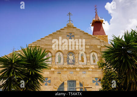 Vorderansicht der Kirche der Apostel in der alten Stadt Madaba, Jordanien. Stockfoto