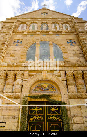Fassade Mosaik zeigt Enthauptung Johannes des Täufers, die Kirche der Apostel, Madaba, Jordanien. Stockfoto
