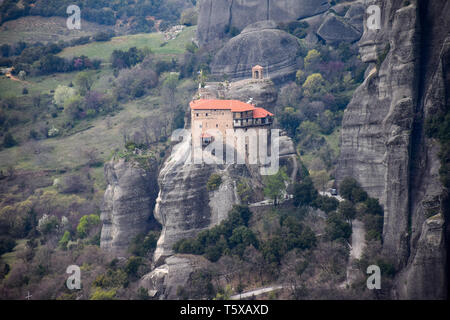 Schönen Kloster des Hl. Nikolaus auf der Rock-Top von Meteora, Griechenland. Stockfoto