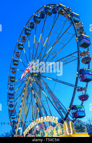 Bunt beleuchtete Schaustellerbetrieben - Riesenrad Stockfoto