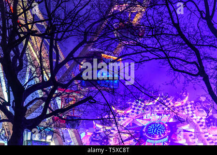 Bunt beleuchtete Schaustellerbetrieben - Riesenrad Stockfoto