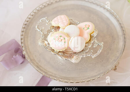 Silber Tablett mit Vintage Vase von Lebkuchen in sanft rosa Farbtönen, Hochzeit oder festliche Konzept Stockfoto