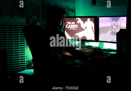 VIERSEN, Deutschland - 2. März. 2019: die Silhouette eines jungen Spielen von Computerspielen die ganze Nacht. Stockfoto