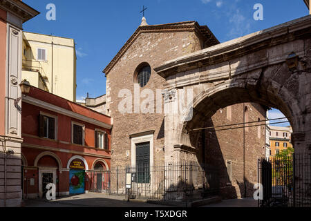 Rom. Italien. Chiesa dei Santi Vito e Modesto, und der Bogen des Gallienus (Arco do Gallieno), die Alte Römische Porta Esquilina im Servian Wand. Stockfoto