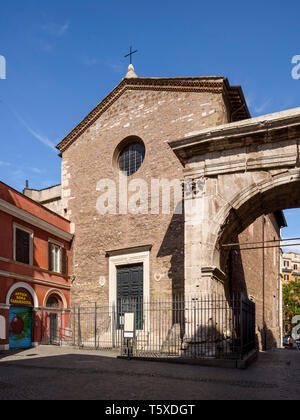 Rom. Italien. Chiesa dei Santi Vito e Modesto, und der Bogen des Gallienus (Arco do Gallieno), die Alte Römische Porta Esquilina im Servian Wand. Stockfoto